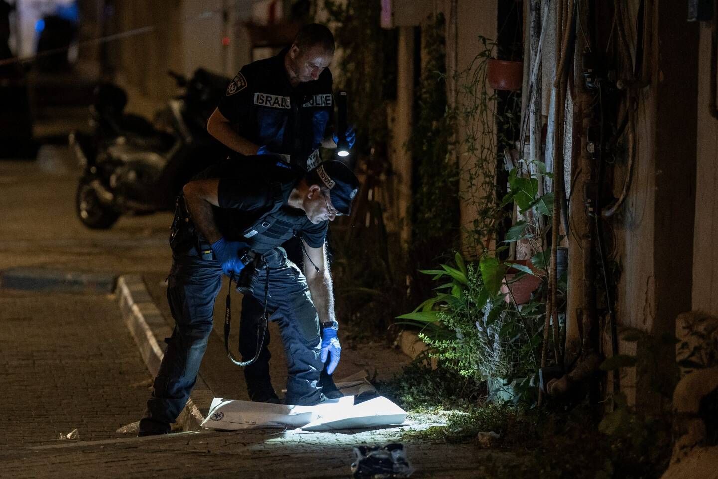 Des policiers israéliens travaillent sur le lieu d'une fusillade dans le quartier mixte arabo-juif de Jaffa. 