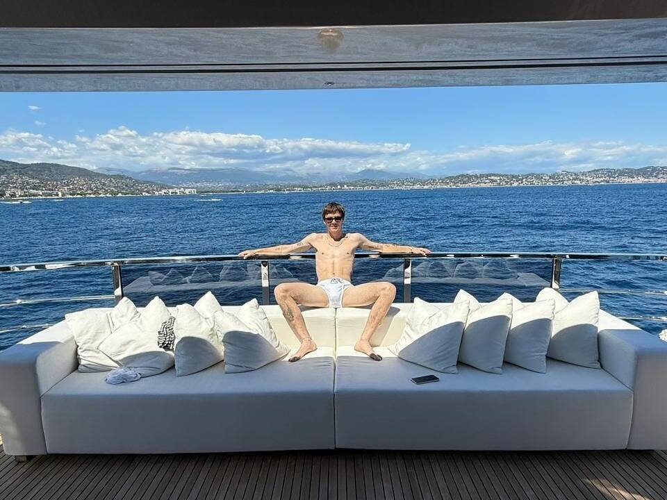 Un des fils de David Beckham reproduit une photo iconique de son père au large de Nice (et c'est très drôle)