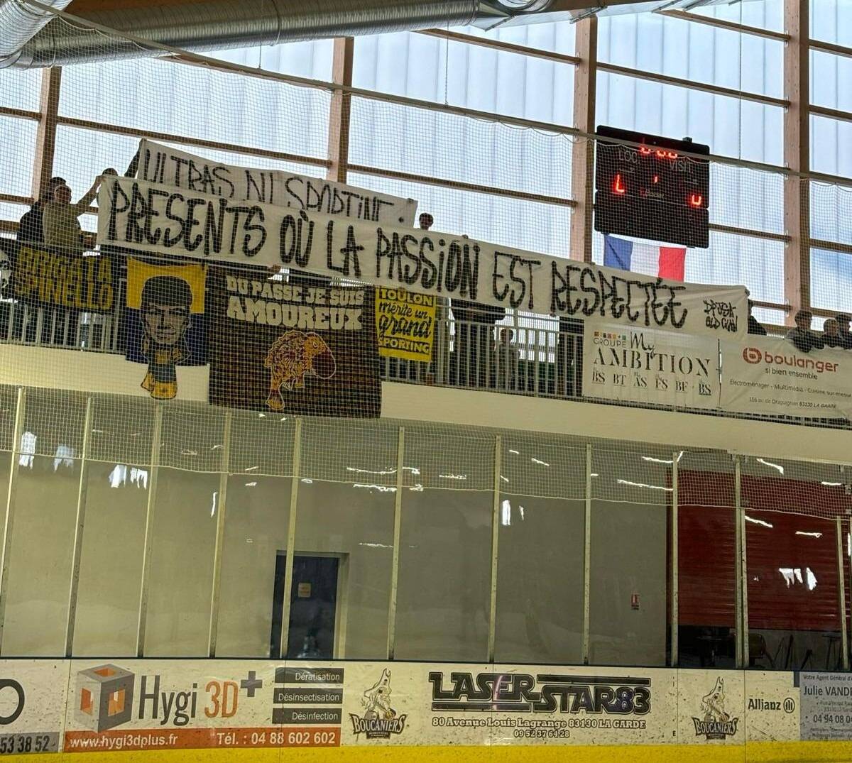 A Toulon, les Ultras du Sporting boudent le football pour... le hockey sur glace