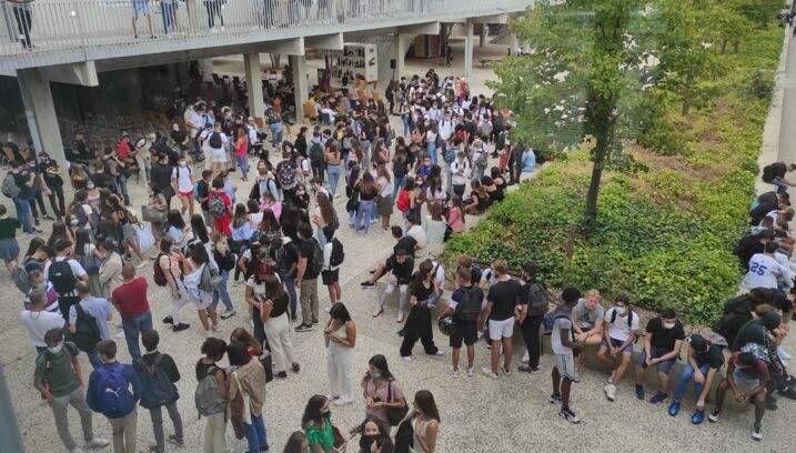 J-1 avant le bac français pour les lycéens, pas toujours prompts à lire