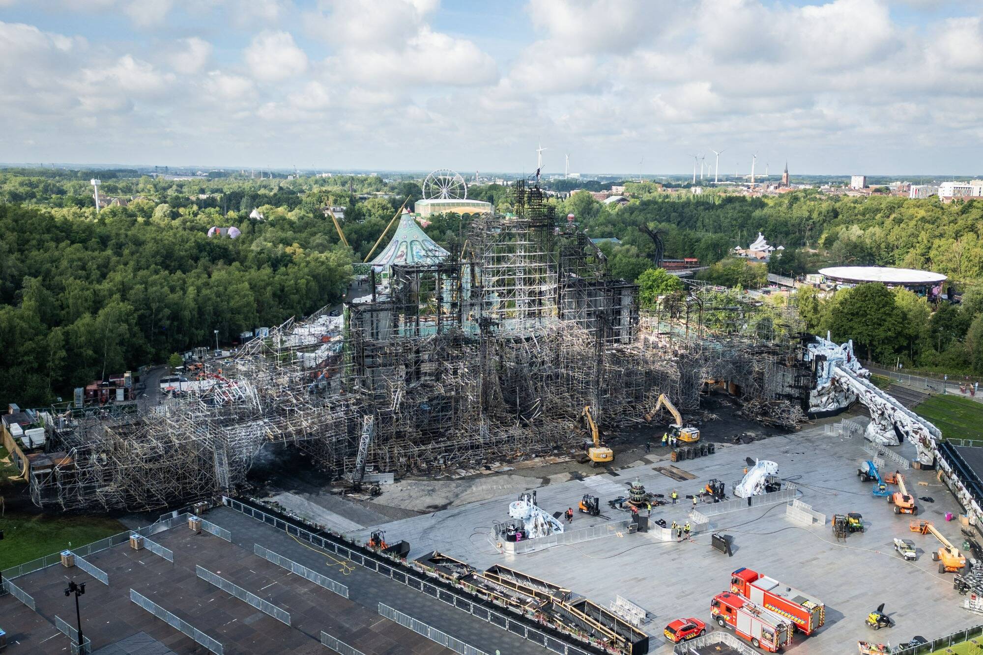 Les impressionnantes images de l'incendie sur la majestueuse scène principale du festival Tomorrowland en Belgique