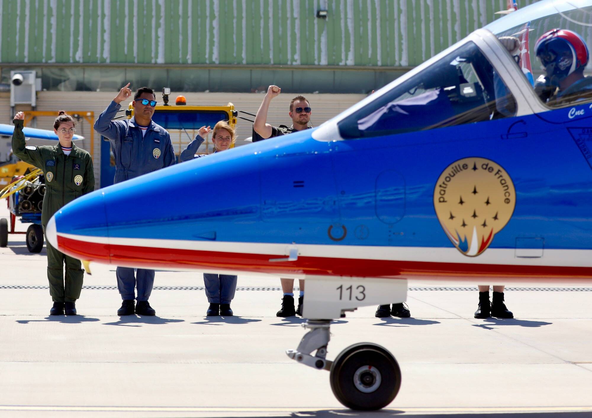 Ils mettent les mains dans le cambouis au service de la voltige: immersion auprès des mécaniciens de la Patrouille de France avant leur show dans le Var