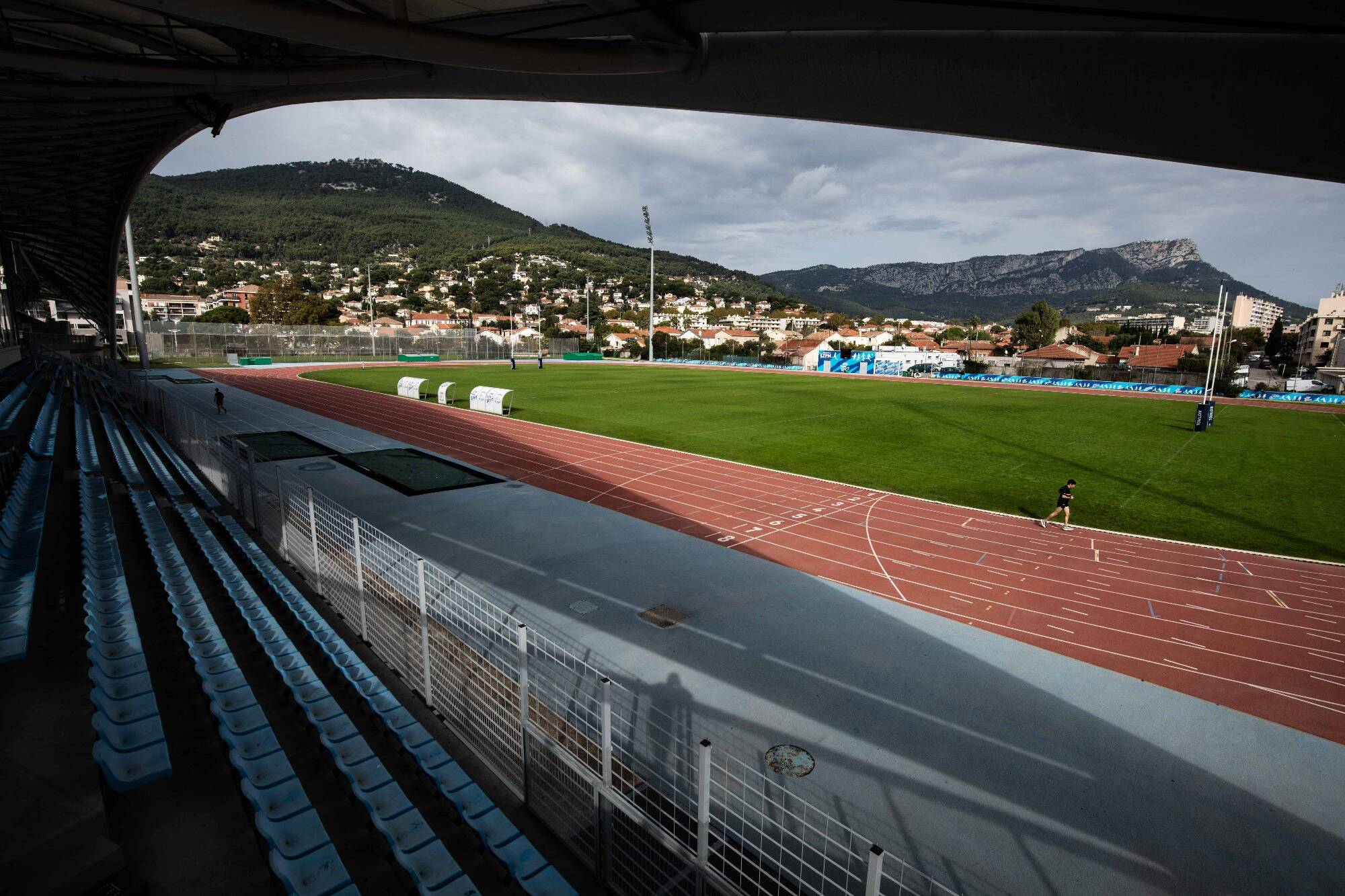Liège, noyaux d'olives, pneus recyclés... On fait le point sur les stades de la métropole toulonnaise qui adoptent la pelouse synthétique