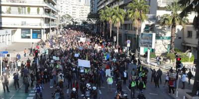 A Toulon, les manifestants anti-pass brandissent un carton rouge contre le gouvernement