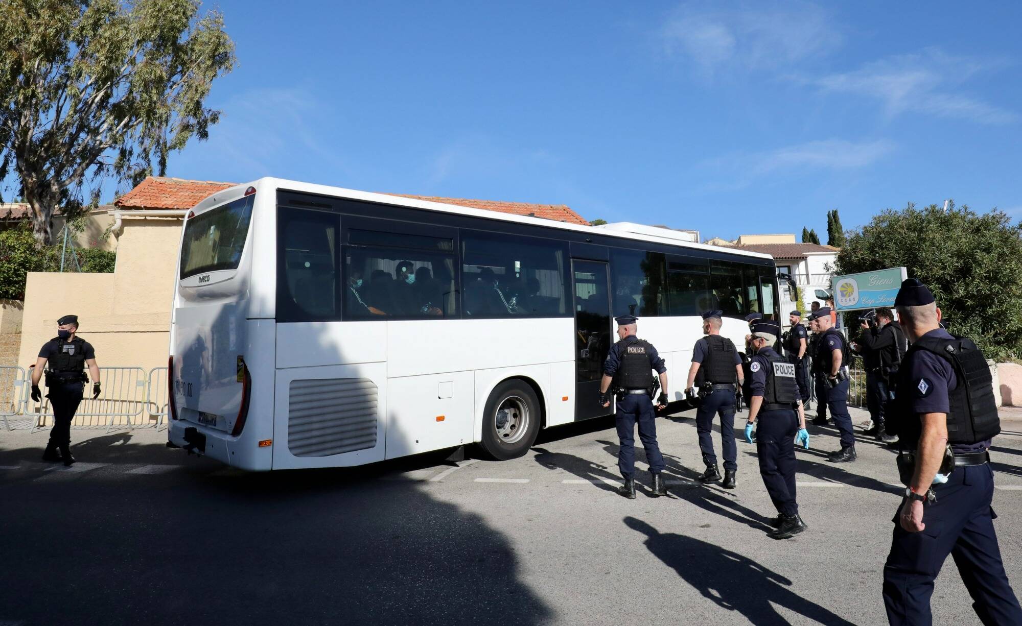 Un premier car de migrants est arrivé à Giens... suivez en direct l'arrivée de l'Ocean Viking à Toulon