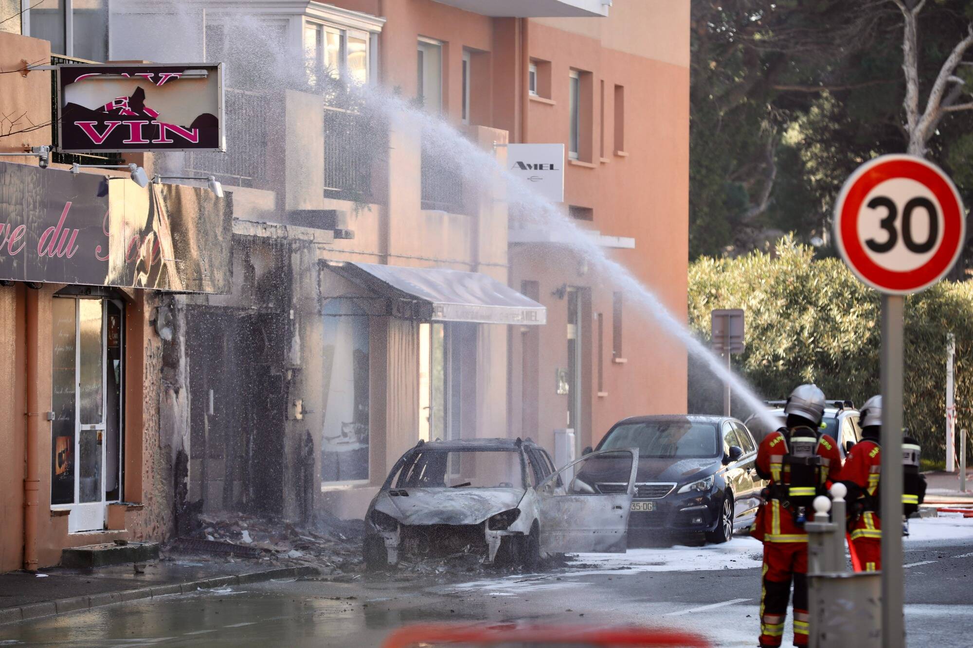 "Une épaisse fumée noire avait envahi la cage d'escalier": ce que l'on sait de l'incendie au port de Hyères