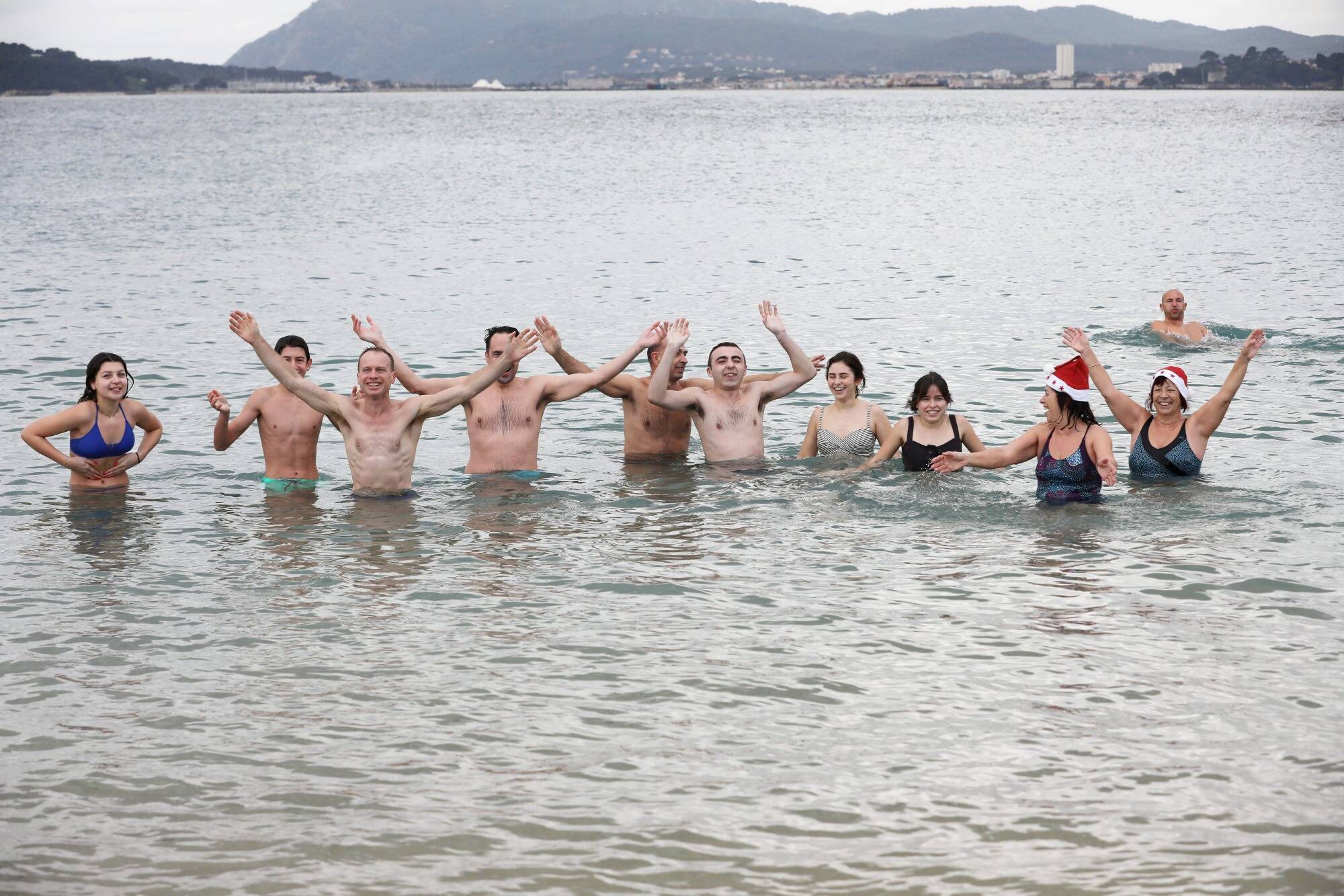 Bain du Nouvel An: une trentaine de baigneurs ont bravé une eau à 14° à Toulon