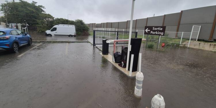 Intempéries: Le parking d'un supermarché inondé à La Valette