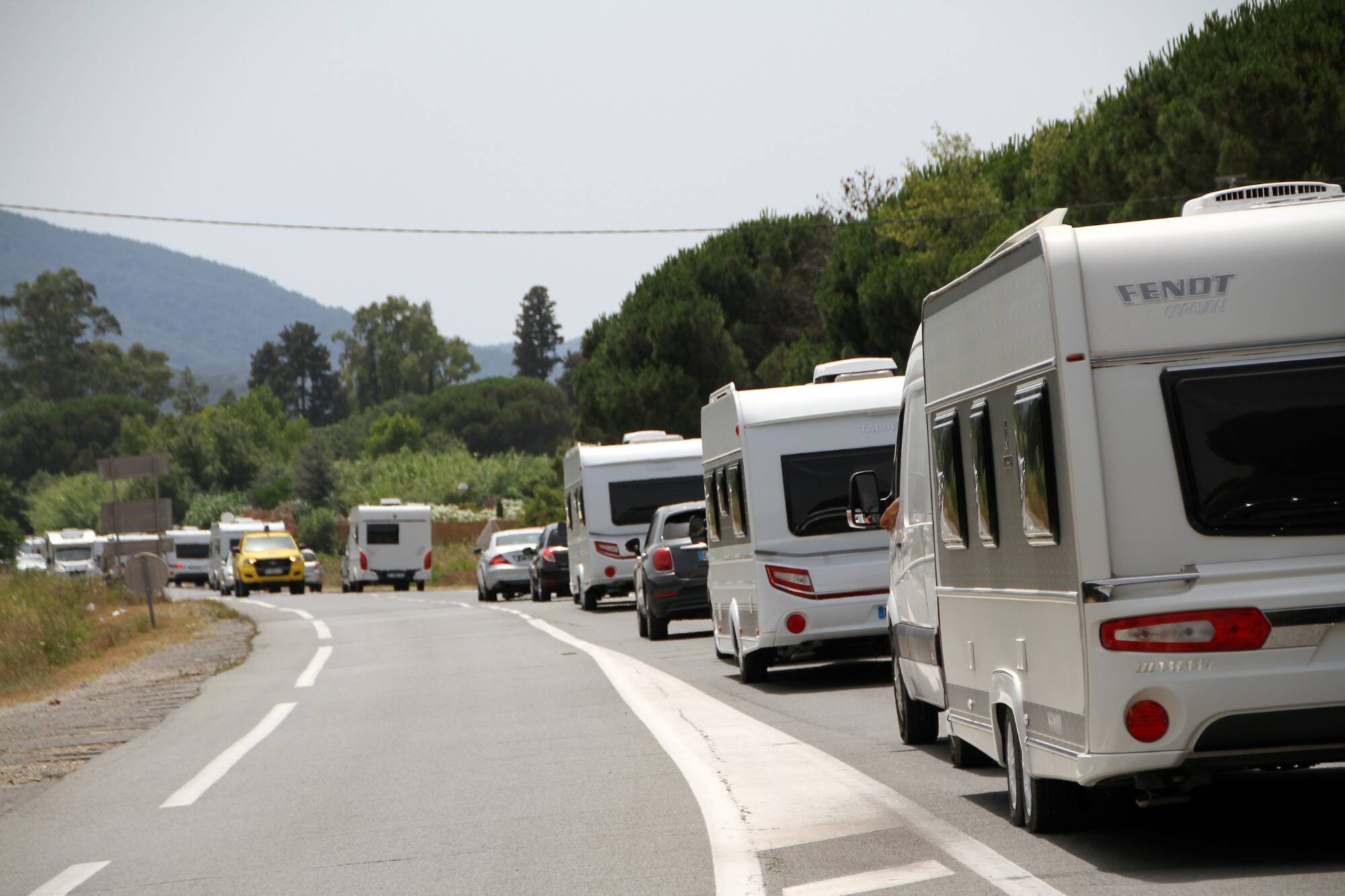 Délogées de La Londe, les caravanes mettent désormais le cap sur La Garde, les forces de l'ordre sont sur place