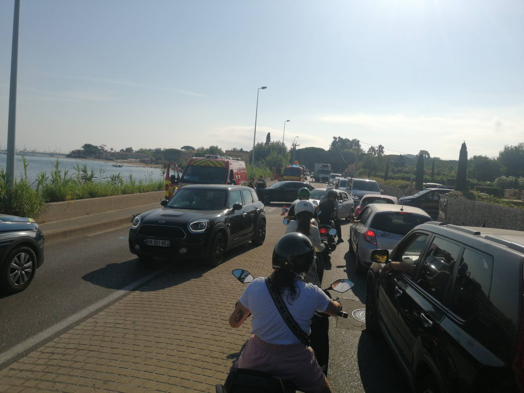Collision entre une voiture et un scooter samedi matin, gros ralentissements à l'entrée de Saint-Tropez