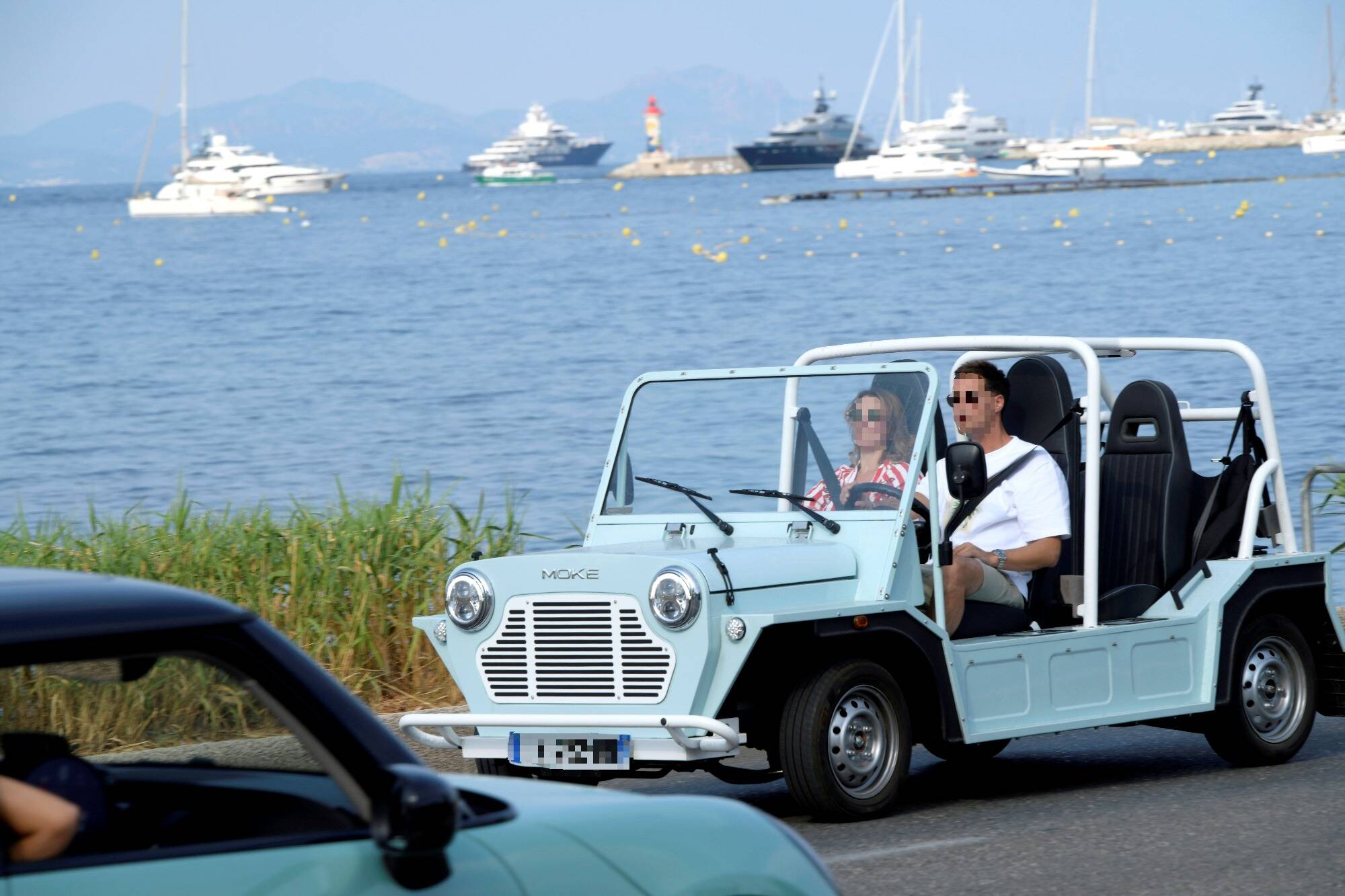 La Mini Moke revient sur les routes de Saint-Tropez avec un coeur électrique... mais elle garde l'âme des sixties
