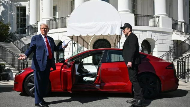 Pour sauver Tesla victime d'un boycott "illégal" selon eux, Donald Trump et Elon Musk mettent en scène l'achat d'une voiture... devant la Maison Blanche