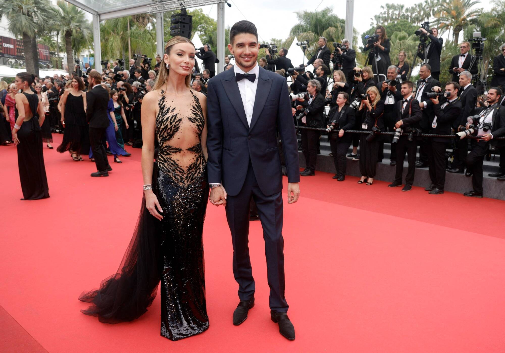 Festival de Cannes: avant le GP de Monaco, le pilote d'Alpine Esteban Ocon s'offre une pause avec sa compagne niçoise Flavy Barla pour la projection de "The Apprentice"