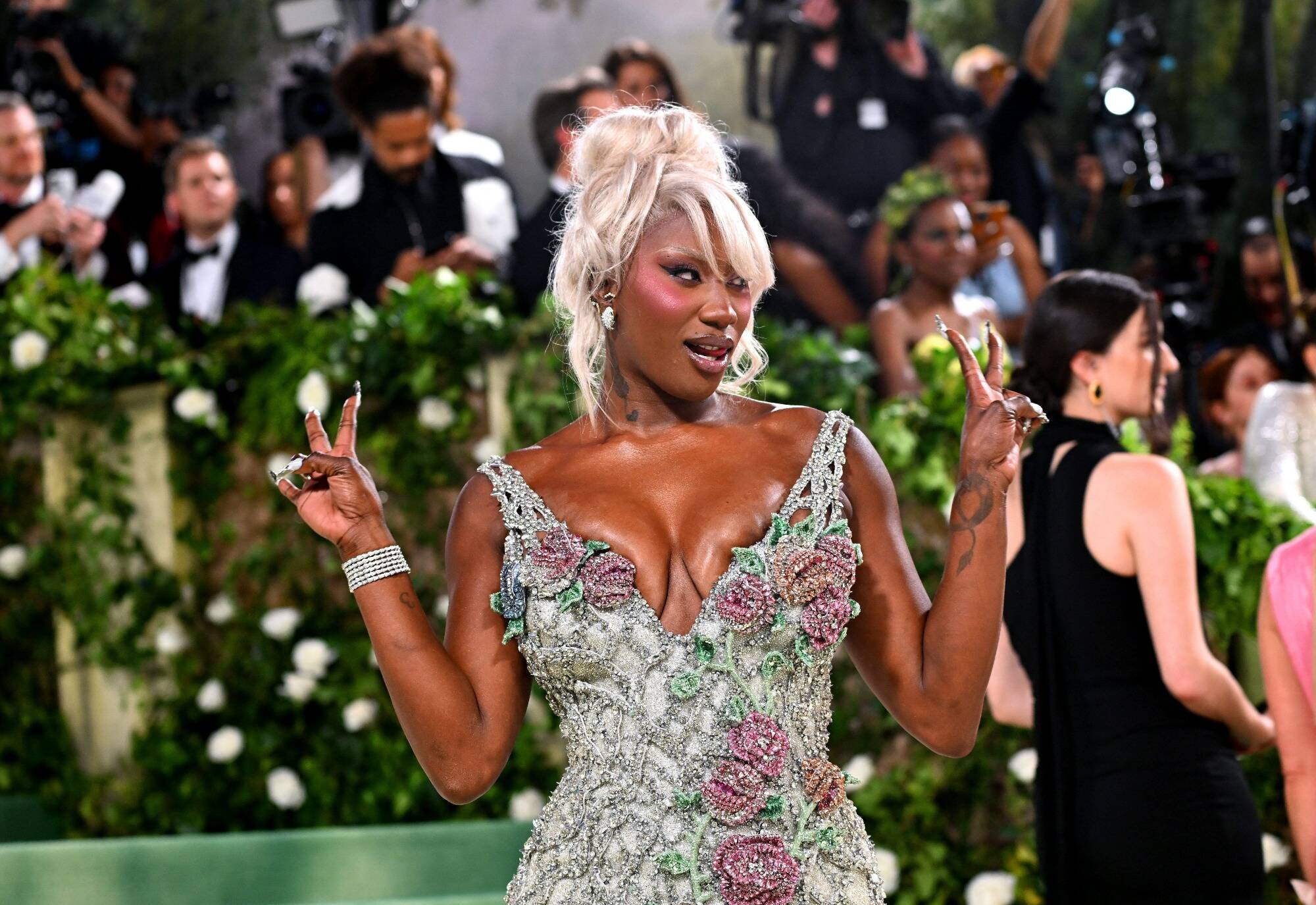 Aya Nakamura monte les marches du Met Gala pour la première fois, une apparition très attendue et... encore critiquée