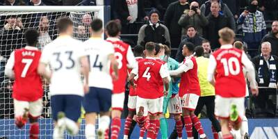 Un supporter de Tottenham donne un coup de pied au gardien d'Arsenal, les images