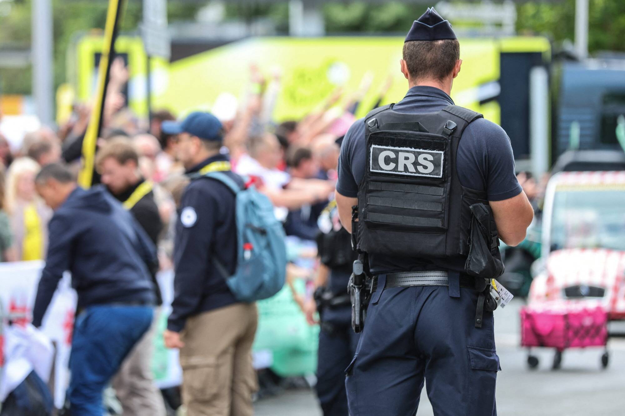 Tour de France: un policier blessé, un coup de feu tiré... un homme armé d'un couteau neutralisé à l'arrivée de l'étape du jour