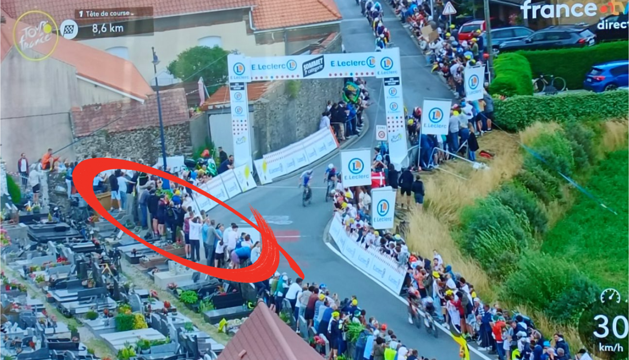 "Choquant! Des crétins": des spectateurs montent sur des tombes pour assister au passage du Tour de France, les habitants sont scandalisés