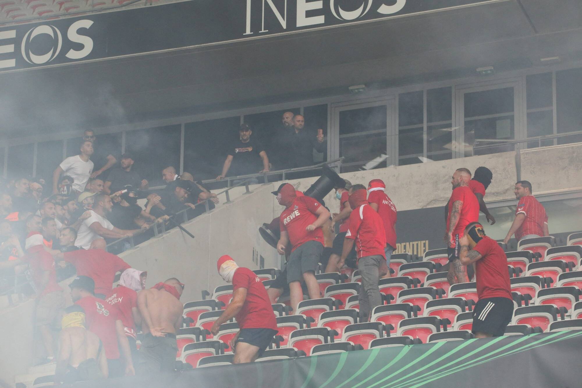 39 blessés dont un grave, supporters sans ticket... on fait le point sur les violents affrontements lors de Nice-Cologne