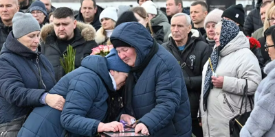 Guerre en Ukraine: larmes et colère aux funérailles d'une famille tuée dans une frappe russe