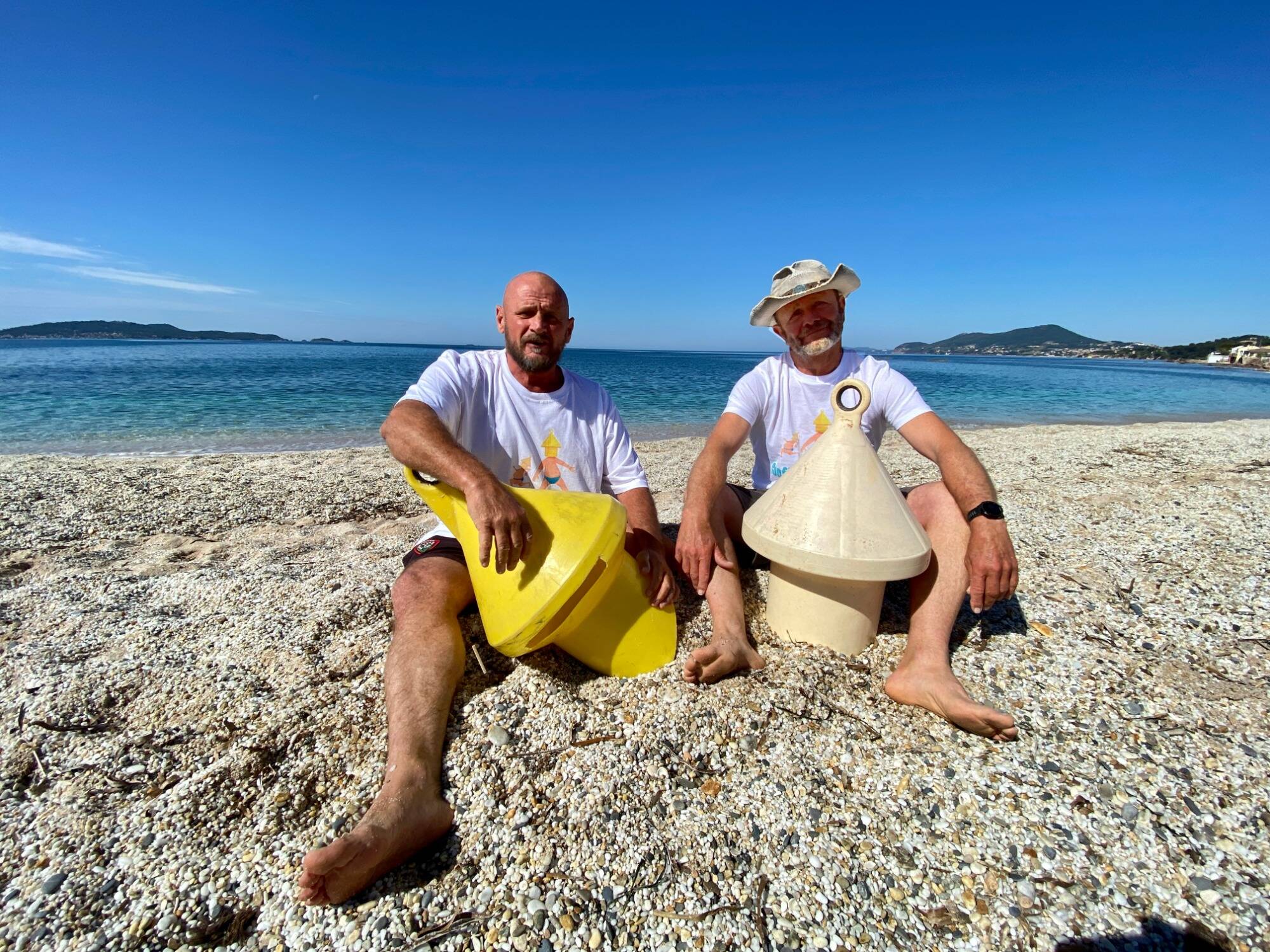 VIDEO. Les deux "hommes bouées" avaient créé un buzz incroyable: on les a retrouvés un an plus tard sur leur plage du Var