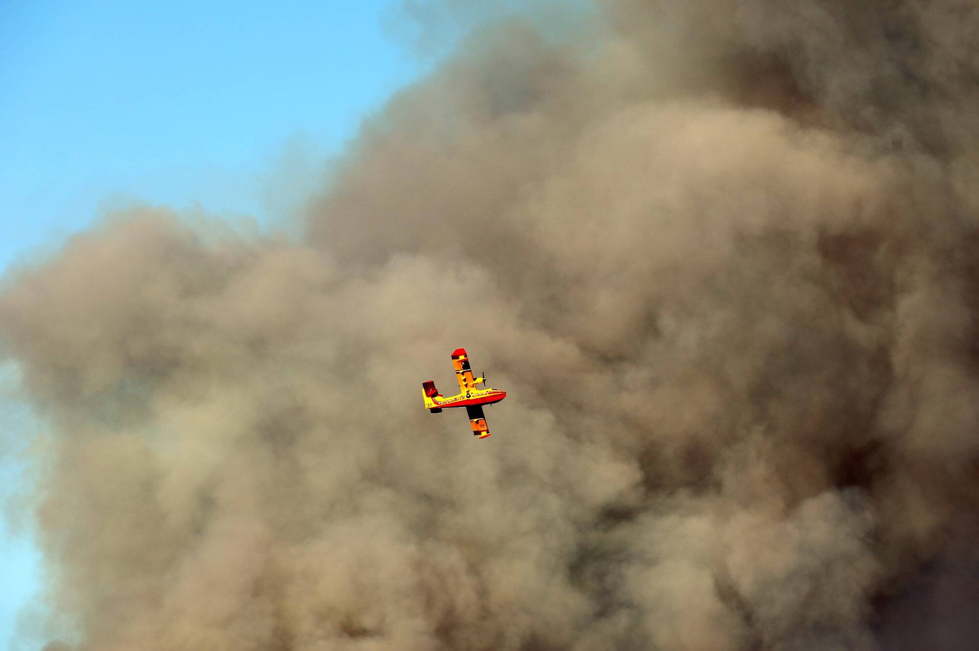 Un décès, des blessés, 5.000 hectares brûlés... On fait le point sur l'incendie dans le Var ce mercredi à la mi-journée