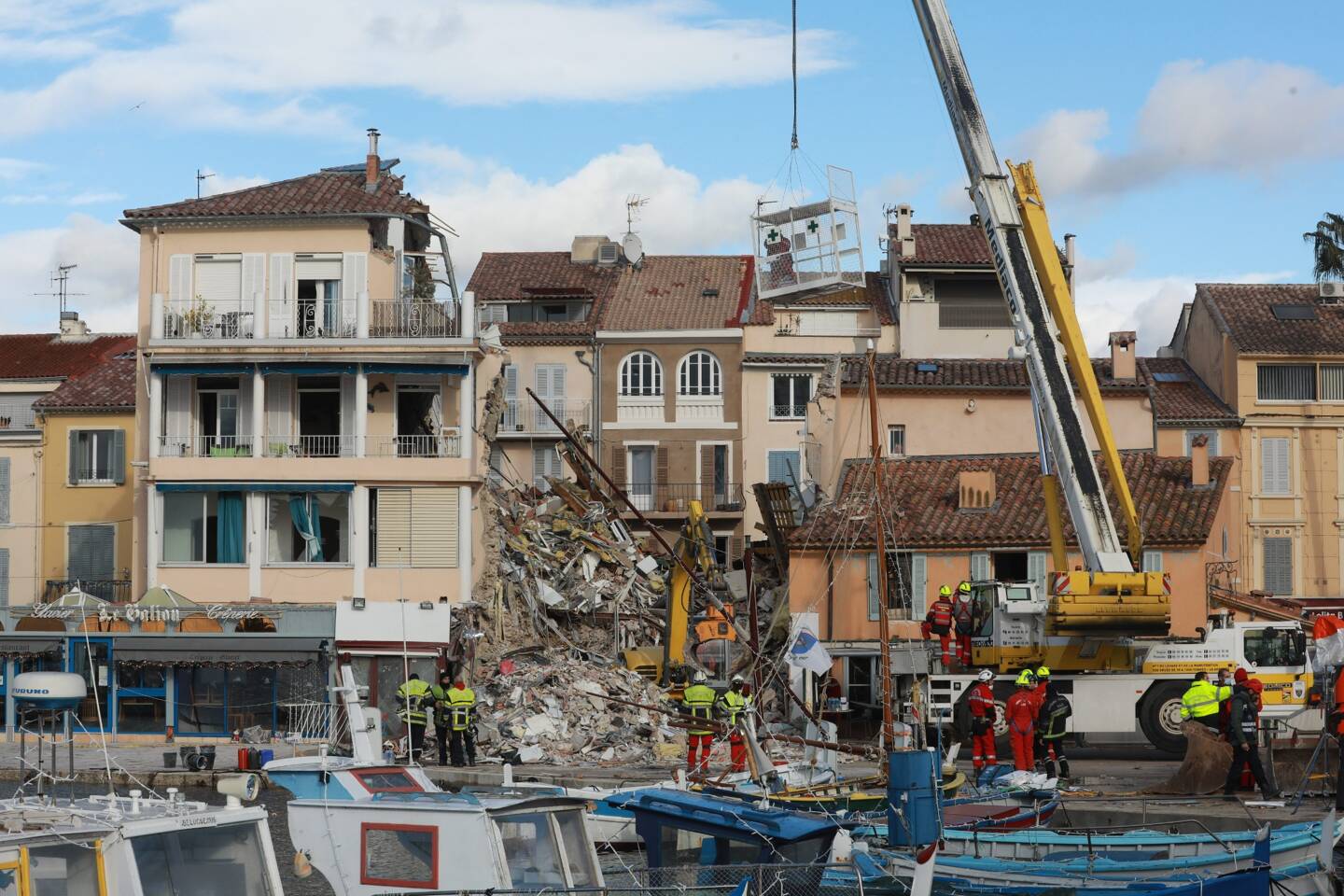 Un immeuble de 3 étages s’est effondré après une explosion dans la nuit de lundi 6 à mardi 7 décembre 2021 à Sanary-sur-Mer. 