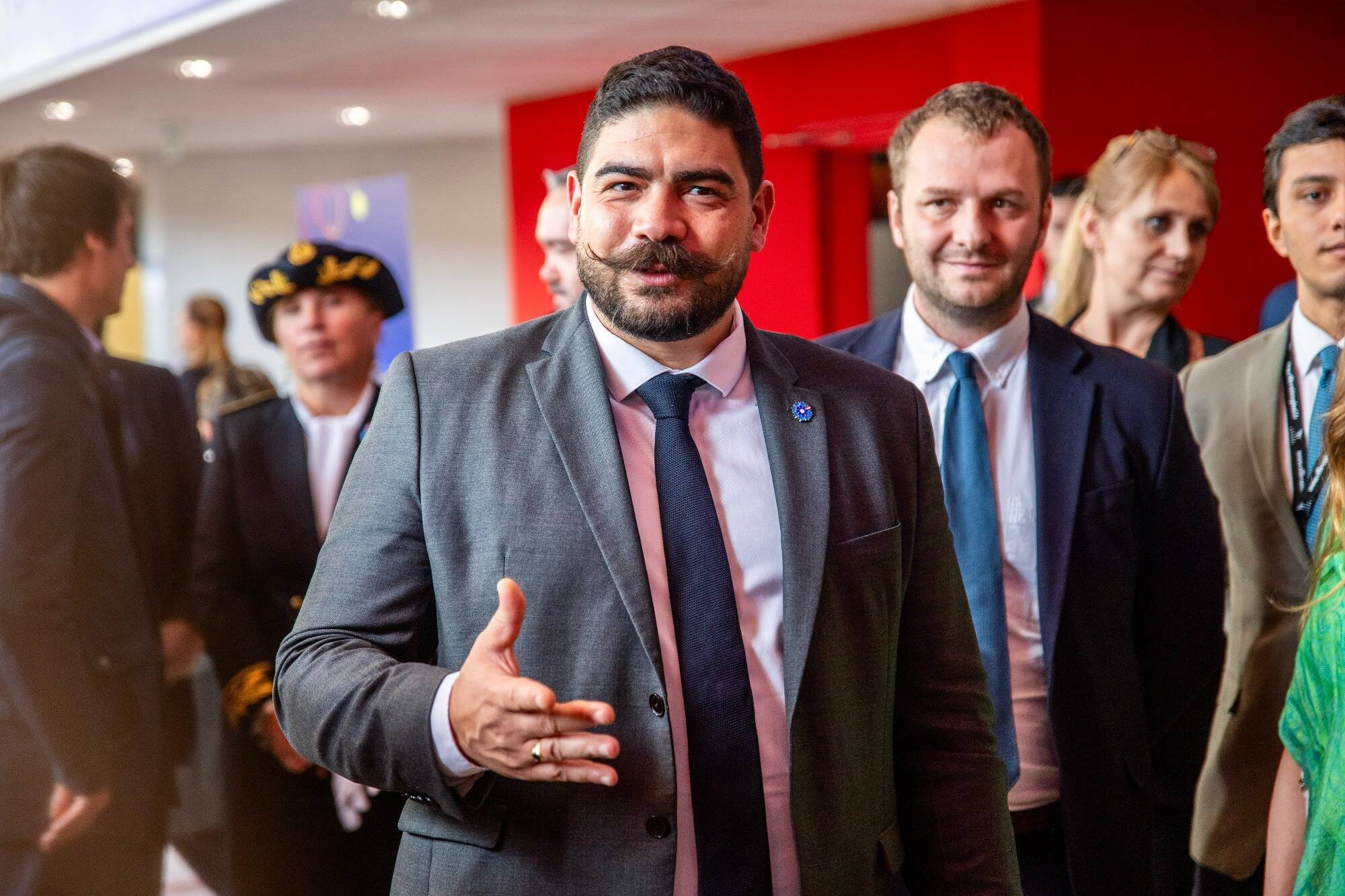 "J'ai le même respect pour le président Sarkozy que pour les 5,7 millions de fonctionnaires": le ministre Kasbarian réagit sur les propos polémiques de Nicolas Sarkozy