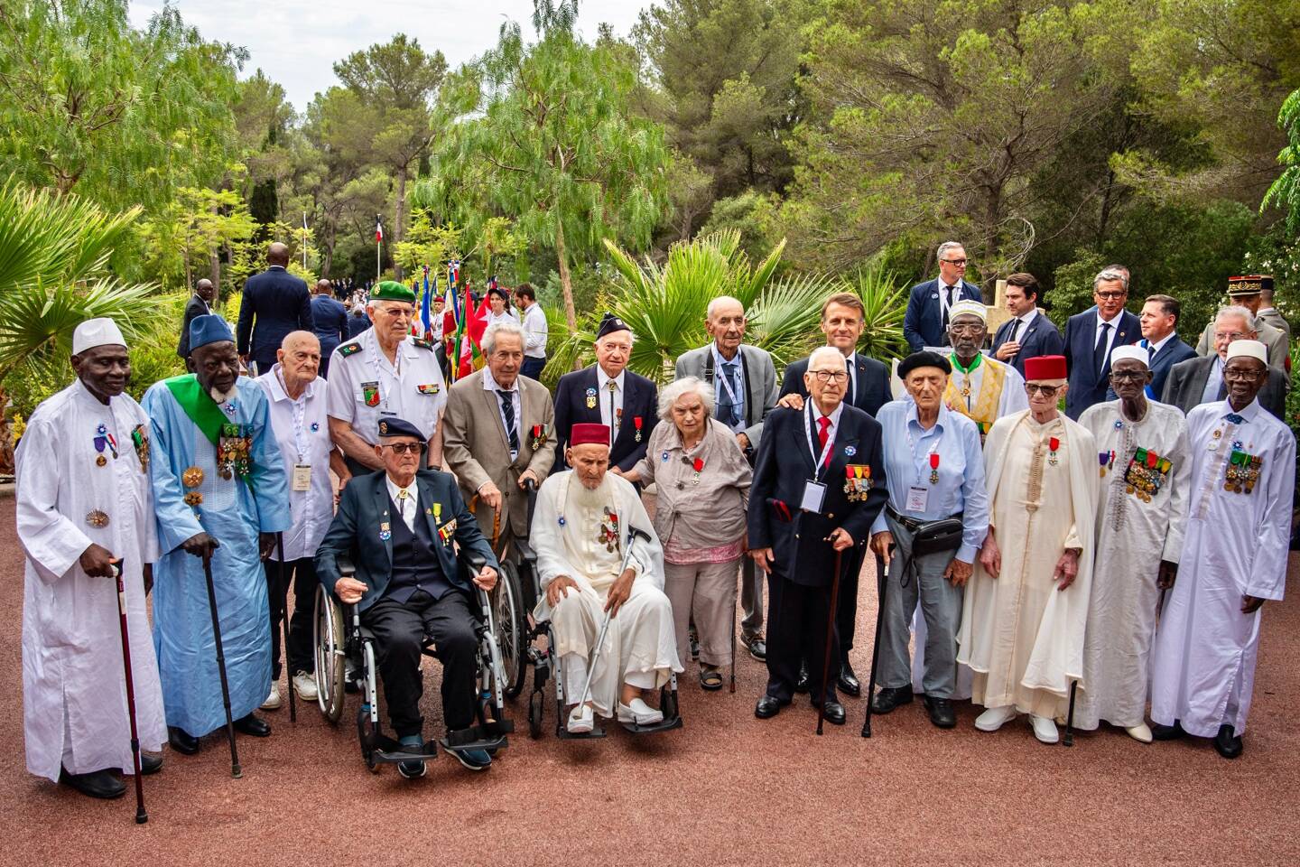 Emmanuel Macron avec des anciens combattants à la nécropole de Boulouris pour le 80e anniversaire du débarquement de Provence