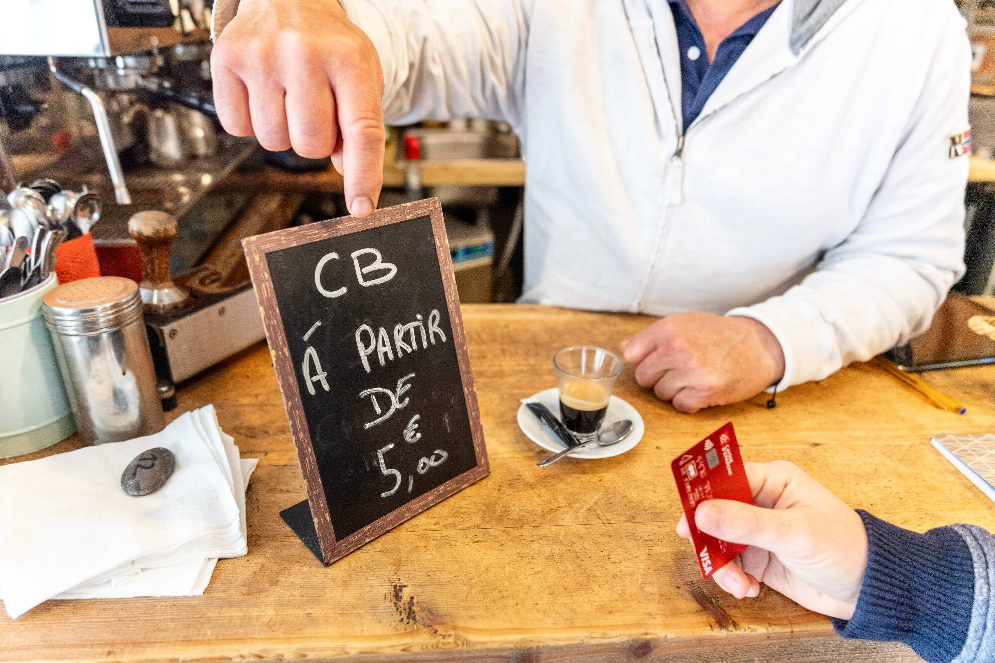 Vers la fin du cash? "Il faut éduquer à la logique de l'argent virtuel", estime en tout cas ce spécialiste