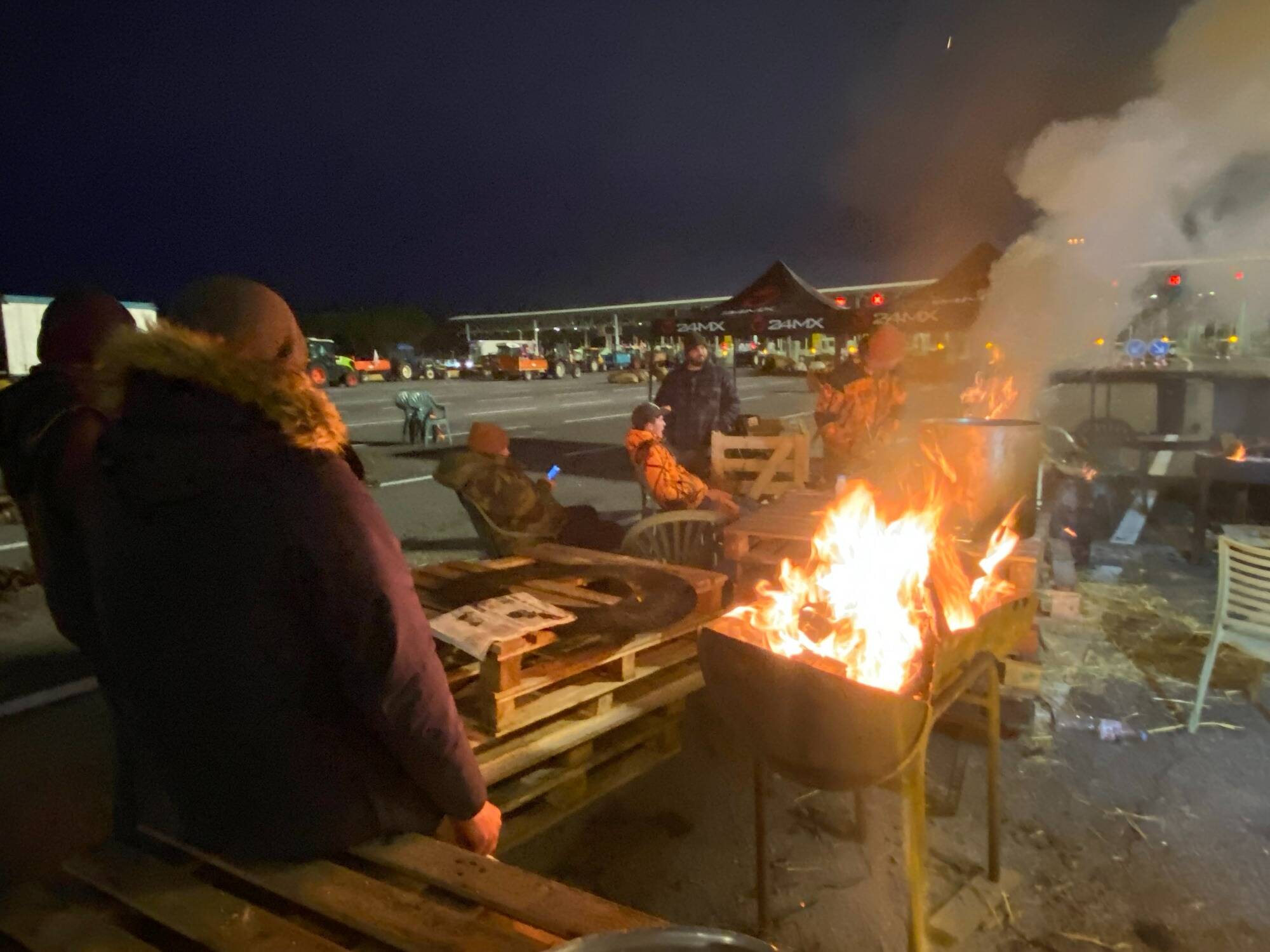 Les agriculteurs ont passé la nuit au péage du Capitou dans le Var, l'autoroute A8 toujours bloquée ce jeudi matin