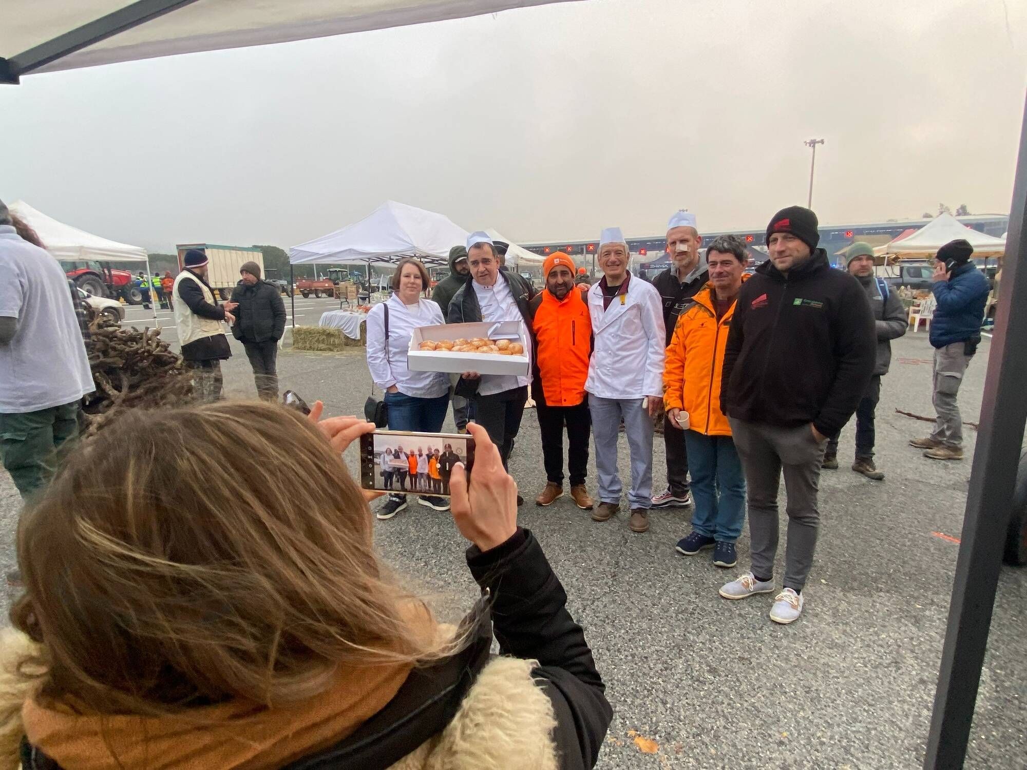 Pain, viennoiseries, viande... Un immense élan de solidarité et de soutien pour les agriculteurs qui bloquent le péage du Capitou dans le Var