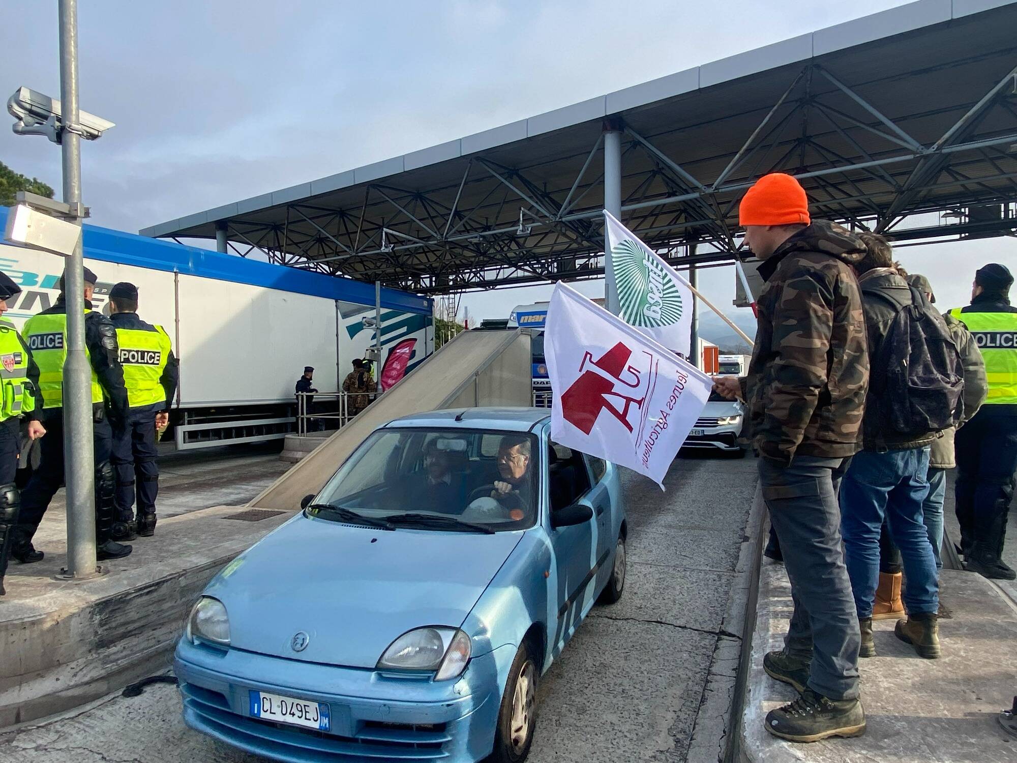 Barrage filtrant des agriculteurs au péage du Capitou dans le Var: plusieurs kilomètres de bouchon sur l'A8 en direction d'Aix
