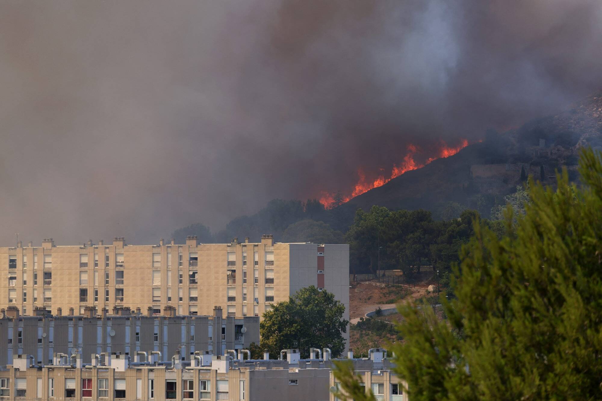Incendies aux portes de Marseille: quels sont les objets personnels à prendre en cas d'évacuation? Le ministère dévoile la liste du kit d'urgence à avoir chez soi
