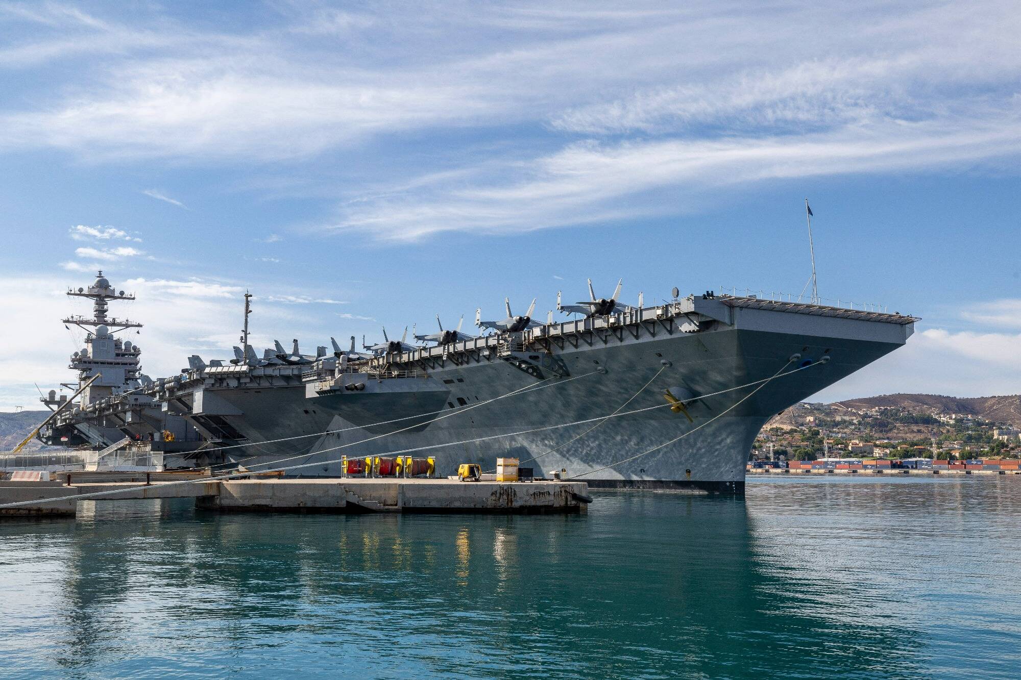 4.500 marines, 15.000 repas par jour, plus grand que la Tour Eiffel... l'USS Gerald Ford, plus grand porte-avions du monde, est arrivé à Marseille