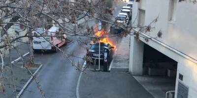 Un véhicule en feu en plein centre-ville d'Antibes