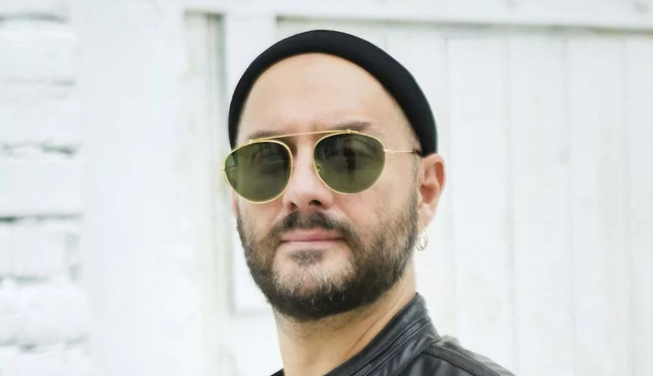 Qui est cet artiste russe en exil qui dirige en ce moment un opéra à Paris sur la "guerre interminable"?