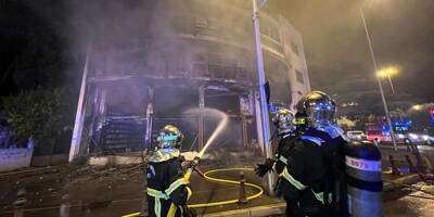 Un magasin complétement détruit par les flammes à Saint-Laurent-du-Var, les habitants de l'immeuble évacués