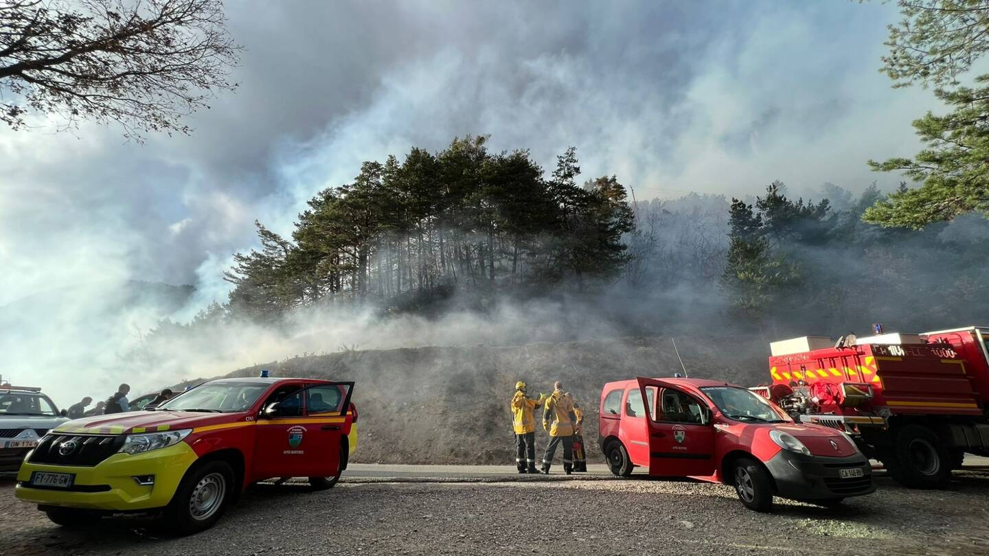 Les pompiers s'activant sur le feu de Briançonnet, ce samedi 11 mars. 