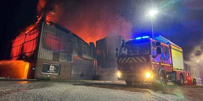 Un incendie ravage un magasin de déguisements à Antibes: fort dégagement de fumée avec explosion de feux d'artifice, une cinquantaine de pompiers mobilisés