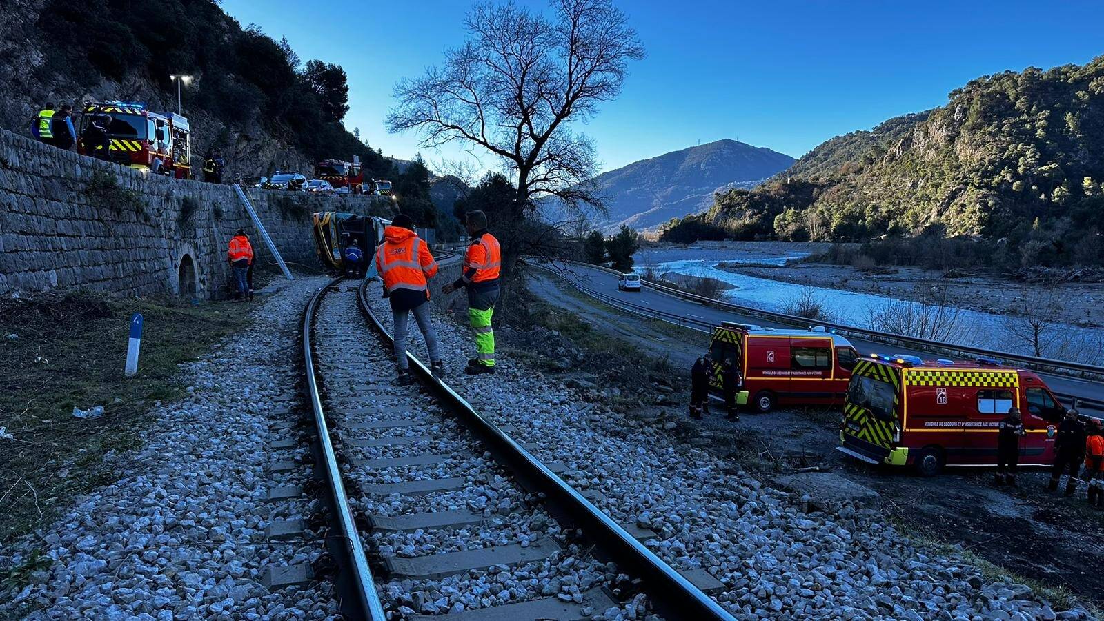 Une chute de plusieurs mètres, trois blessés, circulation perturbée... ce que l'on sait de l'accident d'un bus dans l'arrière-pays de Nice