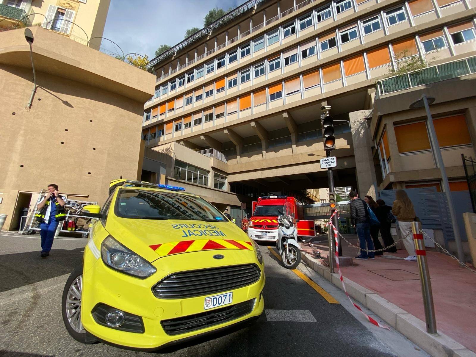 Des personnes incommodées par un produit chimique prises en charge par les pompiers à la piscine du collège Charles-III à Monaco