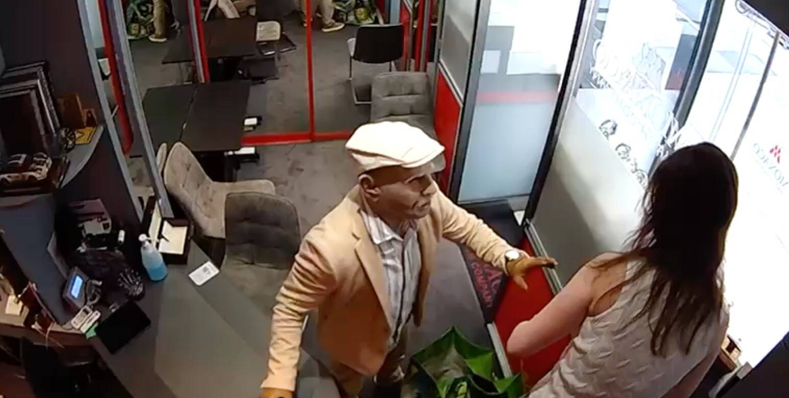 Trois millions d'euros dérobés à Monaco: voici les images du braqueur déguisé en vieillard d'une boutique de luxe