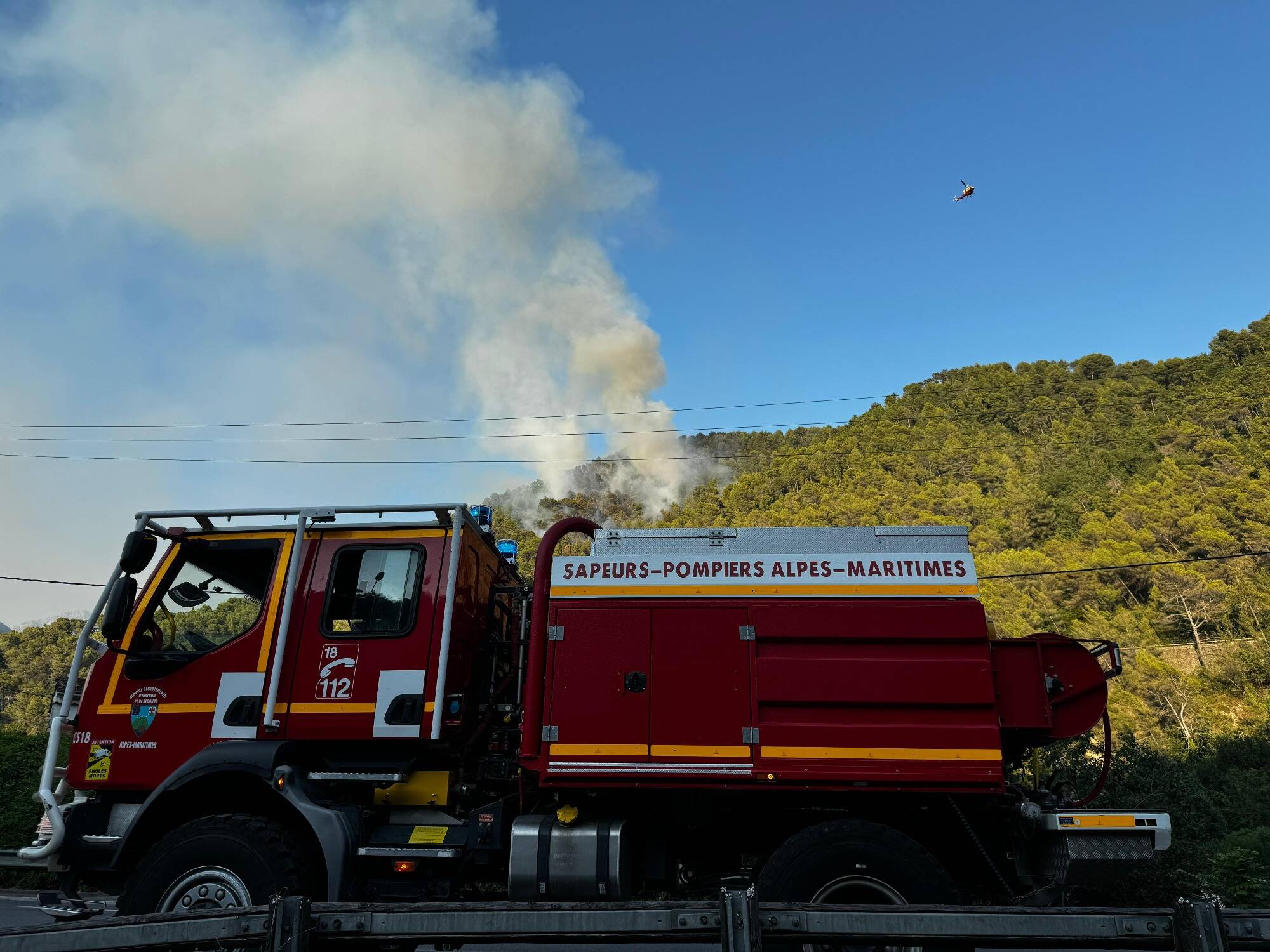 Une maison en proie aux flammes dans le quartier de La-Croix-des-Gardes à Cannes