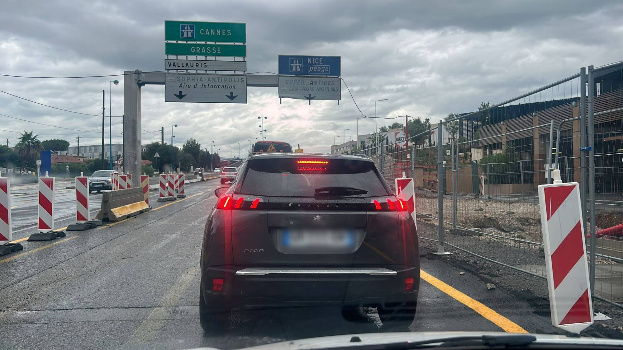 "J'ai mis littéralement 1h30 pour faire 4km": coincée dans sa voiture à Antibes, elle raconte sa matinée de galère à cause des orages