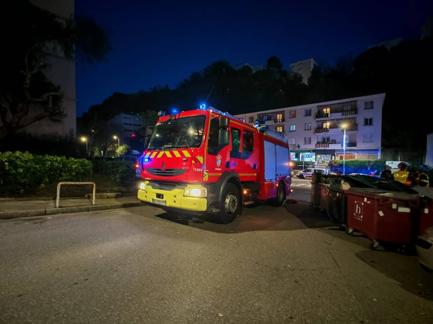 Selon les services de secours, il s'agit d'un feu de balcon qui s'est propagé à la cuisine de l'appartement. 