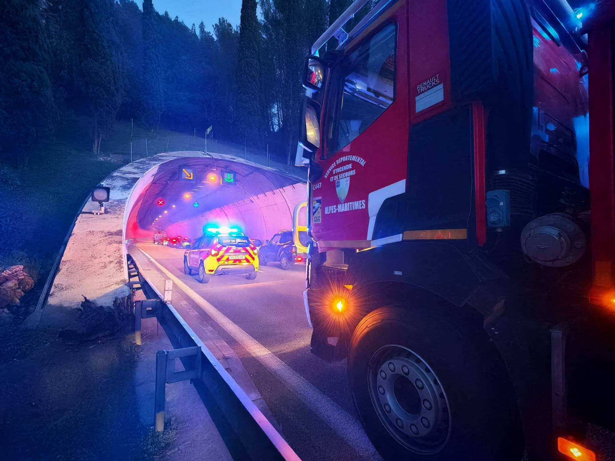 Un véhicule en feu dans un tunnel sur l'A8 ralentit fortement la circulation autour de Nice ce lundi soir, l'autoroute est coupée