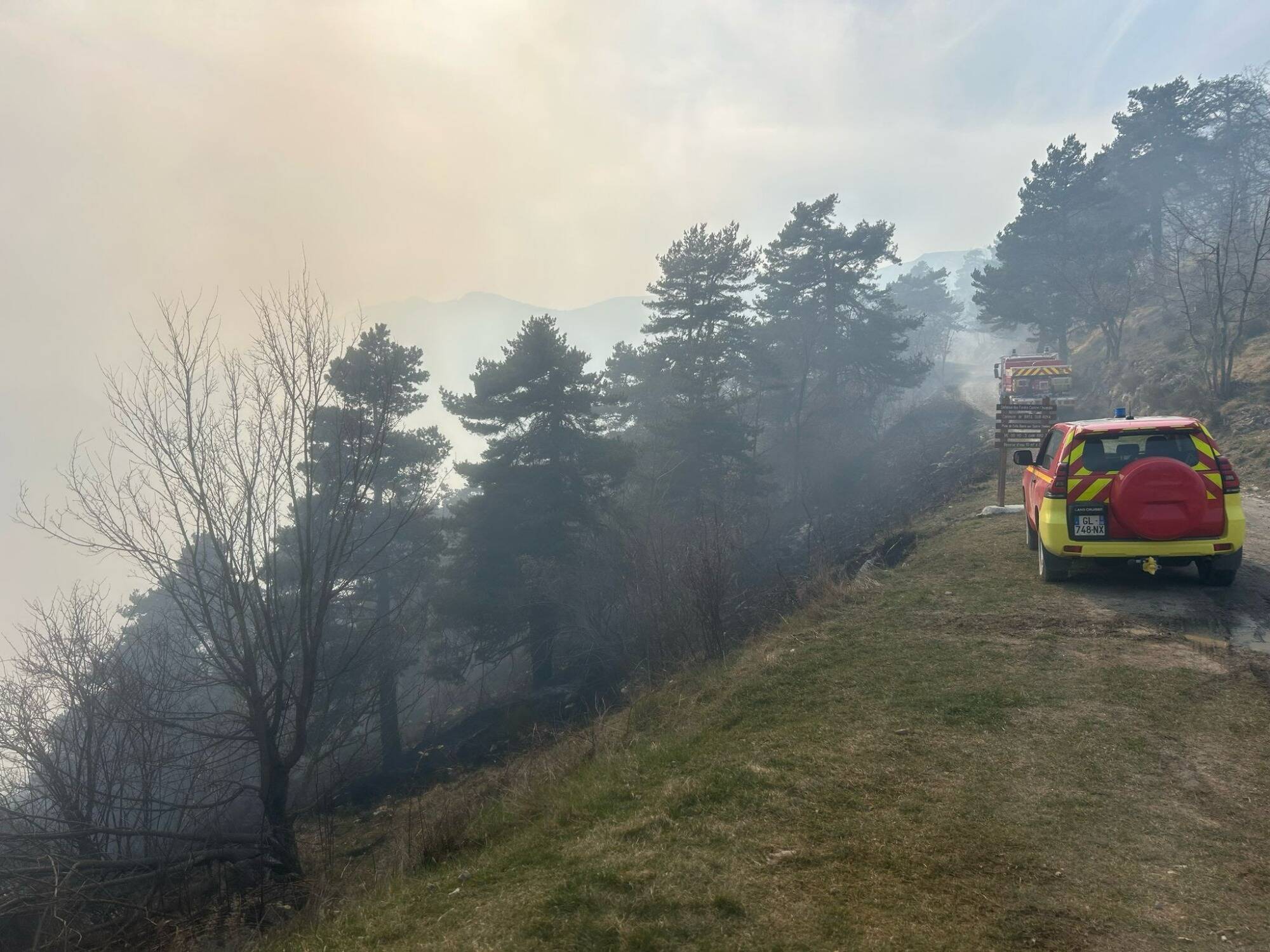 Vigilance accrue face au vent, plus de 100 pompiers mobilisés... On fait le point sur les trois feux de forêt dans la vallée de la Roya ce dimanche matin
