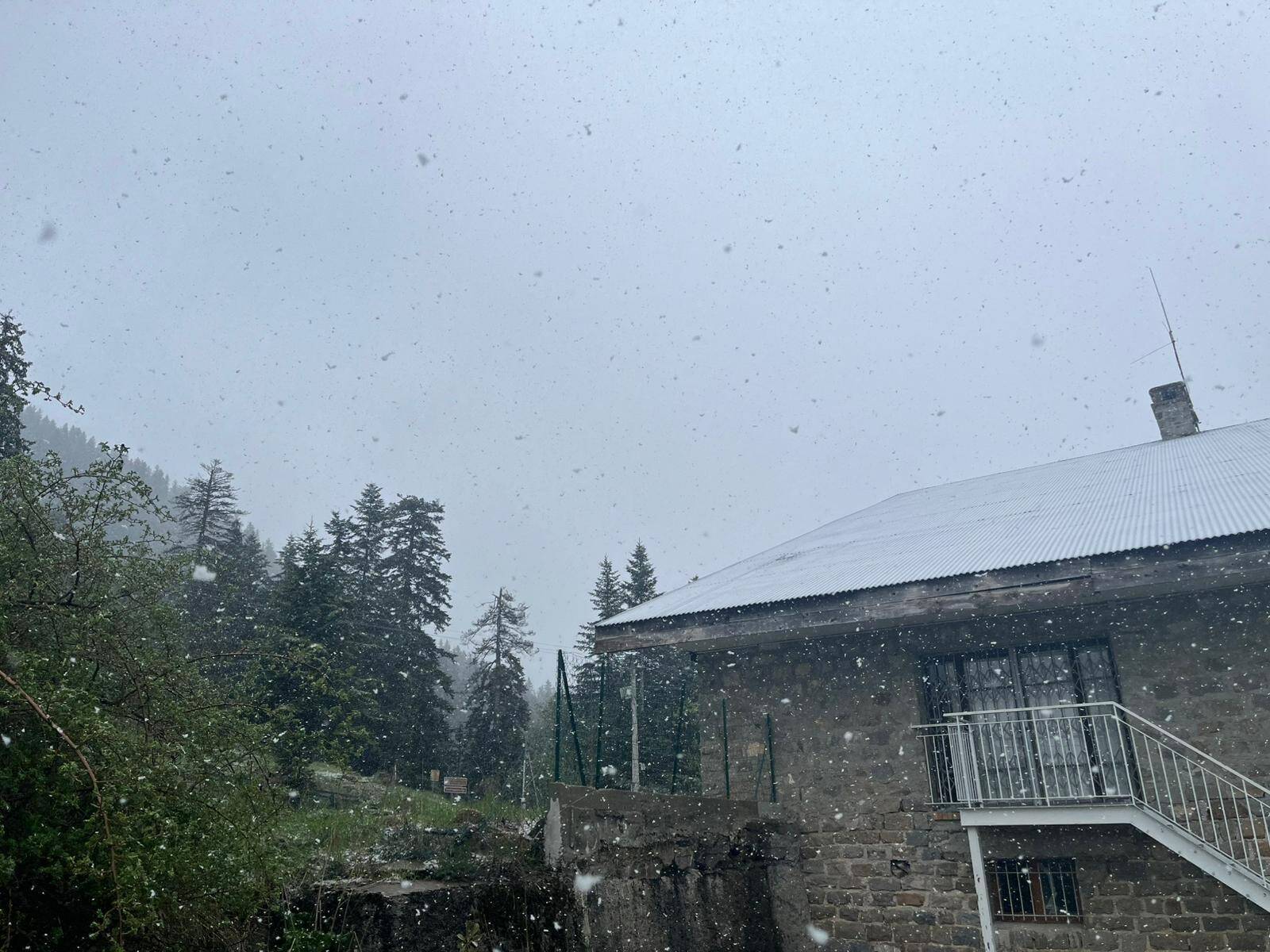 "Ça tapait bien, c'était un peu douloureux": plusieurs orages de grêle éclatent dans les Alpes-Maritimes