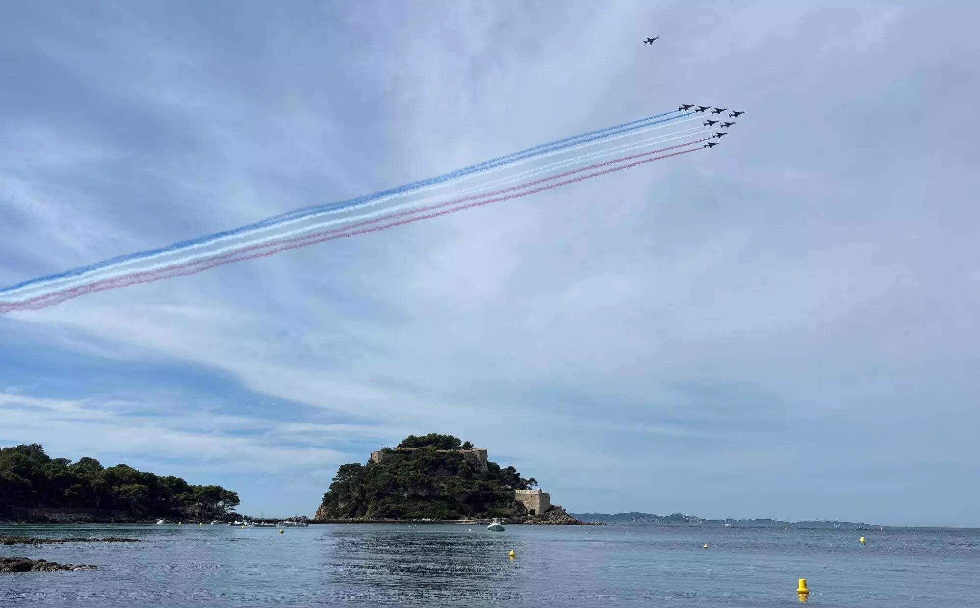 Le clin d'oeil aérien de la Patrouille de France à Emmanuel Macron en vacances dans le Var