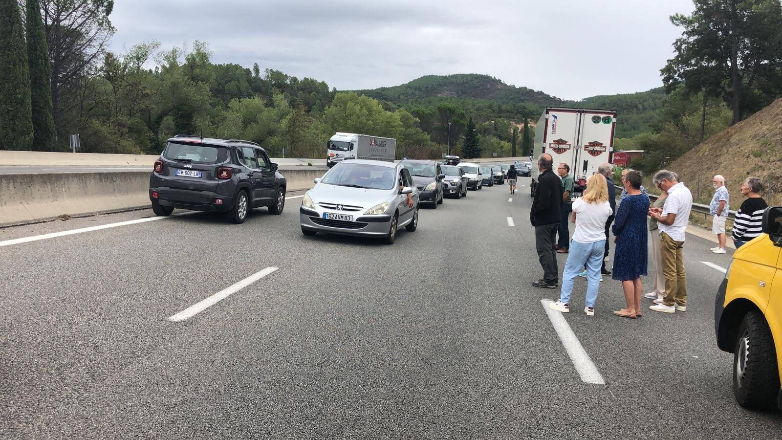 Poids lourd renversé sur l'A8: coincés et excédés, des automobilistes évacués à contre-sens